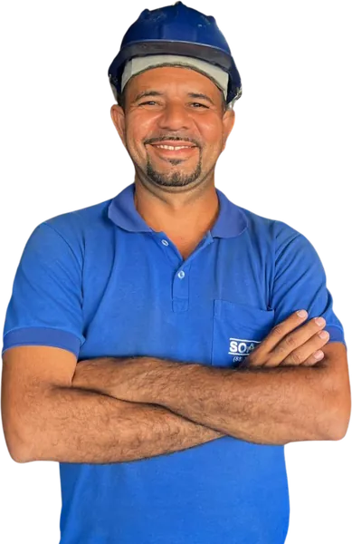 Colaborador da Soaço de camisa azul e capacete, com os braços cruzados