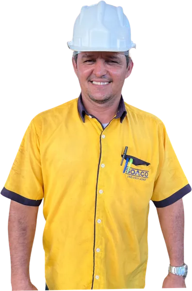 Colaborador da Soaço de camisa amarela e capacete