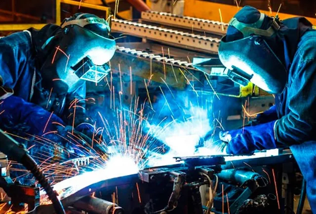 Soldadores trabalhando em estrutura metálica